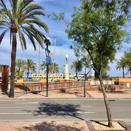 Fresh And Modern Delux In 1 Min From The Beach! Apartment *